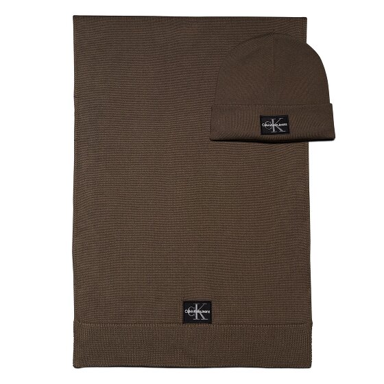 Calvin Klein Jeans Confezione regalo Set regalo cappello e sciarpa 2 pezzi. Calvin Klein Jeans Confezione regalo Set regalo cappello e sciarpa 2 pezzi.